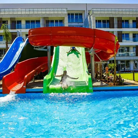 Apartmán Charming Flat Close To The Beach With Shared Pool
