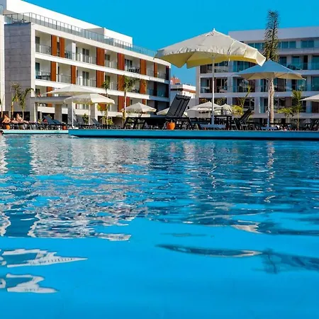Charming Flat Close To The Beach With Shared Pool *