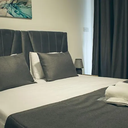Apartmán Charming Flat Close To The Beach With Shared Pool